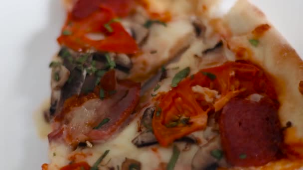 Kobieta ręka biorąc plasterki pysznej pizzy z oliwkami i kiełbasami przy stole. Szybkie żarcie. Smaczne jedzenie.. — Wideo stockowe