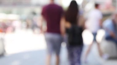 Bulanık insanlar. Yaya bölgesinde yürüyen bir kalabalık var.