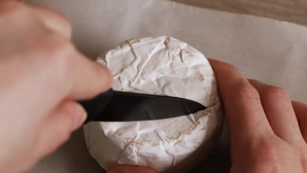 Cortar queso camembert sobre tabla de madera. Concepto de cocina y cocina — Vídeos de Stock