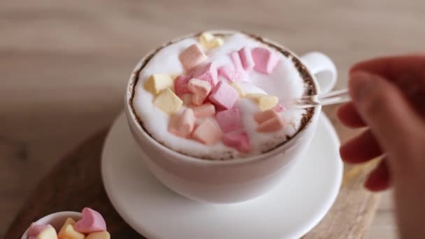 Cappuccino kaffe i keramik kopp med kärlek marshmallow godis på träskiva. Hemlagat kaffe. — Stockvideo