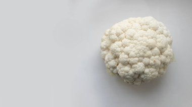 Gri arka planda taze karnabahar, üst görünüm