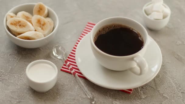 Μαύρο καφέ σε λευκό κύπελλο σε τσιμεντένιο τραπέζι υφή. Καφές πρωινού — Αρχείο Βίντεο