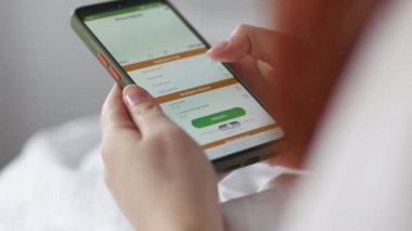 İnternetten pizza sipariş ediyor, yatakta yatıyor. Yemek teslimatı.