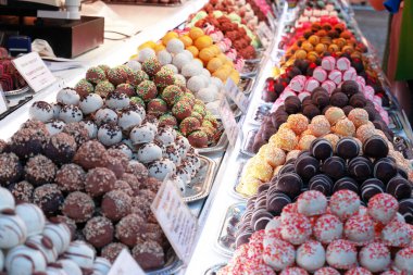 Mağazalardaki badem ezmesi şekerleri çeşitleri.