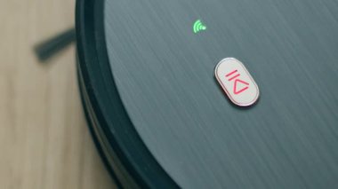 Robotik elektrik süpürgesi pil göstergesi bir pil şarjı gösteriyor
