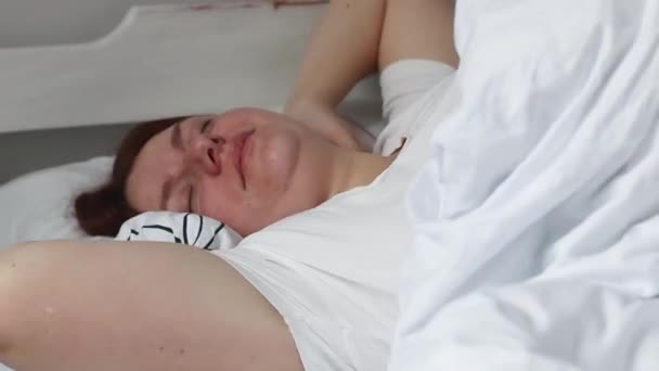 Caucasienne jeune fille dormant dans le lit à la maison. Temps de repos. temps libre, temps libre — Video