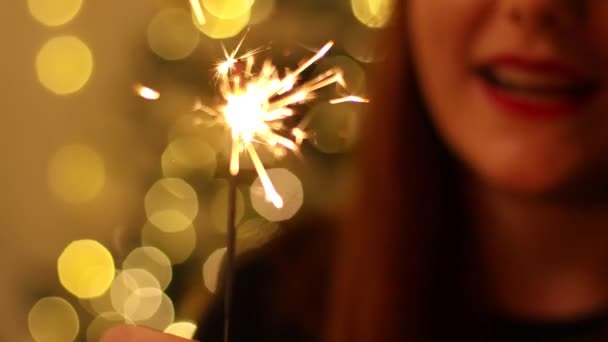 Blanke gelukkige vrouw vieren Kerstmis met sterretje in de buurt van kerstboom thuis — Stockvideo