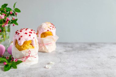 Geleneksel Paskalya ekmeği ya da pasta, beyaz kremayla süslenmiş.