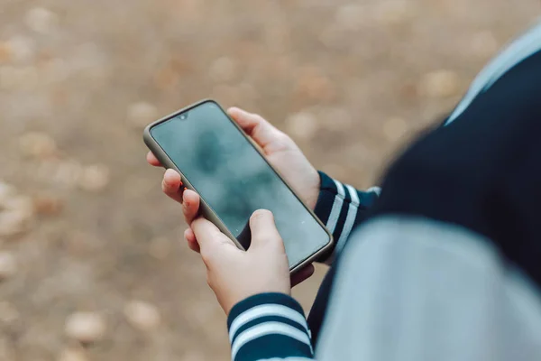 Anak Tangan Menggunakan Smartphone Taman Musim Panas Melihat Layar Perangkat — Stok Foto