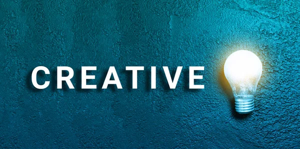 Kreativer Text Und Beleuchtete Glühbirne Auf Dunkelblauem Grunge Hintergrund Kreative — Stockfoto