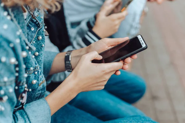 Orang Orang Menggunakan Smartphone Sambil Duduk Bangku Jalan — Stok Foto