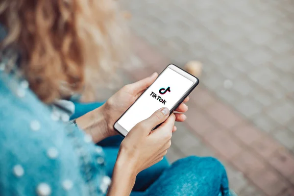 2021年3月29日 乌克兰波德罗尔斯克 一名妇女在屏幕上拥有社交互联网服务Tik Tok的智能手机 Tiktok社交网络 当前应用程序的标识 — 图库照片