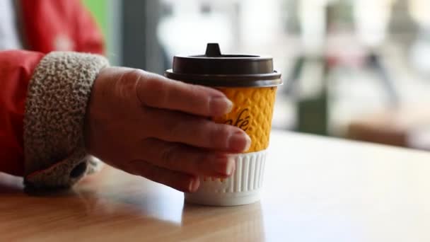 Odessa, Oekraïne, 10 maart 2021: Papieren kop koffie met McDonald logo op tafel — Stockvideo