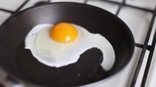 Close up of fried eggs in black frying pan. Breakfast concept. — Stock Video