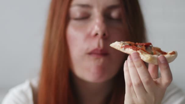 Close-up portret van een blanke vrouw met een lekker Italiaans stuk pizza klaar om te eten. Hongerige vrouw, sluit af. Blanke vrouw houdt plak pizza — Stockvideo