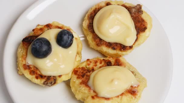 Cereais de panqueca com pudim de baunilha num prato branco, pequenas panquecas. Servindo prato de panquecas de sobremesa doce — Vídeo de Stock