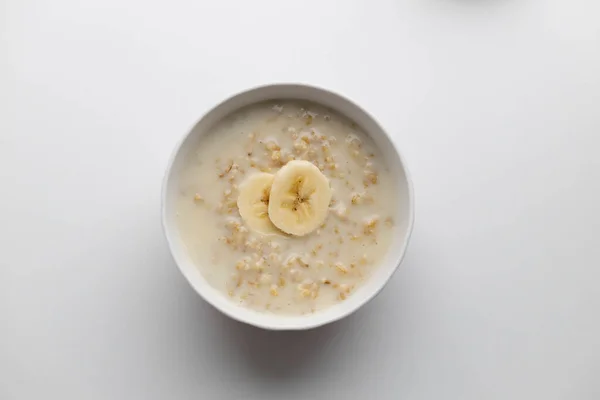 Tigela Mingau Aveia Com Banana Mesa Branca Café Manhã Saudável — Fotografia de Stock