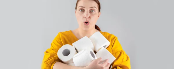 Frau mit Verpackung von Toilettenpapier. Panikkonzept, Coronavirus-Gefahr. Sie können Ihr Haus nicht zum Einkaufen verlassen — Stockfoto