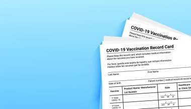 Mavi arka planda Coronavirus aşı kayıt kartı. Seyahat ve sınır tanımayan hareketler için kopyalama alanı var. Coronavirus covid 19 salgını sırasında aşı formu.