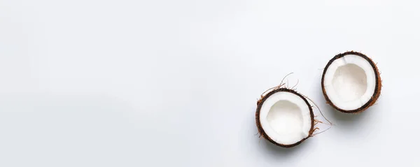Dos mitades de coco crudo sobre un fondo gris. Concepto de comida saludable y saludable —  Fotos de Stock