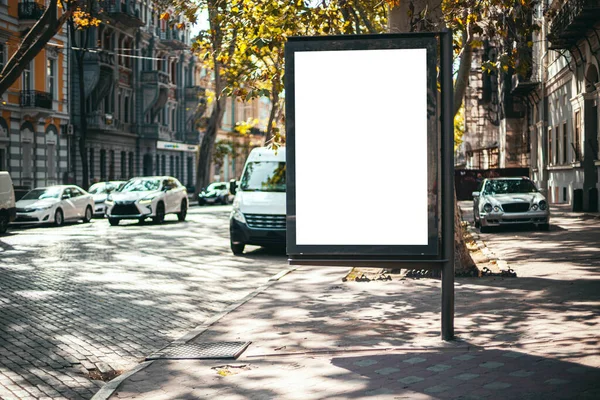 Баннер шаблона рекламного щита на фоне летней городской улицы для презентации дизайна — стоковое фото