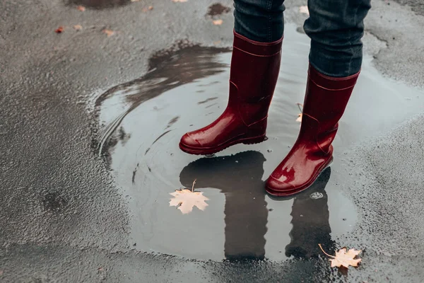 Pies Femeninos Botas Goma Roja Paran Charco Fangoso Bajo Lluvia — Foto de Stock