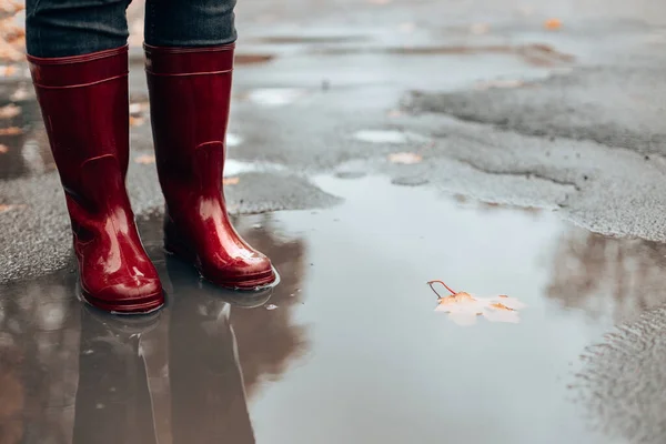 Ženské Nohy Červených Gumových Botách Stojí Blátivé Kaluži Pod Deštěm — Stock fotografie