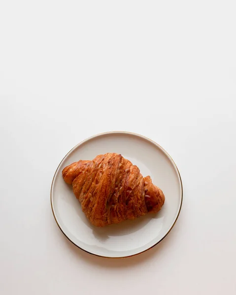 Croissant Recién Horneado Con Relleno Caramelo Plato Sobre Fondo Gris — Foto de Stock