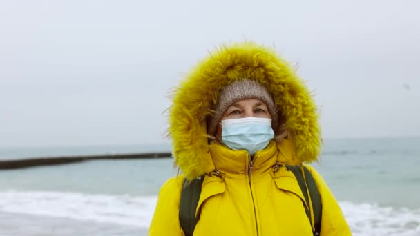 熟睡的年轻女子用电视遥控器换频道，躺在床上. — 图库视频影像