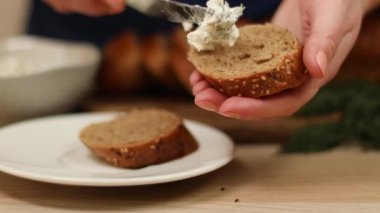 Kar ve soğuğun kış arkaplanı. Orman yolunda kar taneleri düşüyor. Ya da soğuk havada yol.