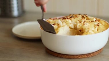 Ev masasını temizlemek, iş yerinin masa yüzeyini dezenfektan sprey şişesiyle temizlemek, yüzey ve eldiven yıkamak. COVID-19 önleme içeride dezenfekte ediliyor.