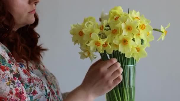 Όμορφο Καυκάσιο Κορίτσι Βάζει Λουλούδια Ένα Γυάλινο Βάζο Νερό Σγουρά — Αρχείο Βίντεο