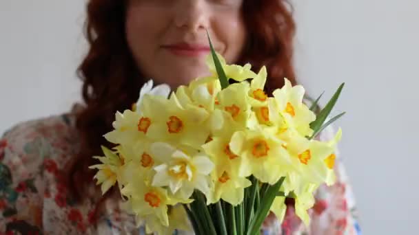 Genç Romantik Kadın Portresi Bahar Sarısı Nergis Kokusu Evde Çiçek — Stok video