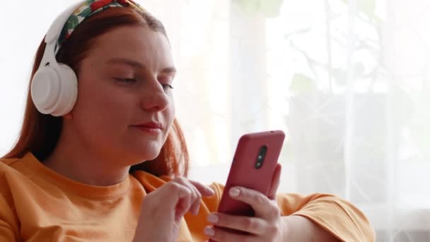 Güzel bir genç kadının cep telefonu tutarken ve kullanırken yakın plan görüntüsü. — Stok video