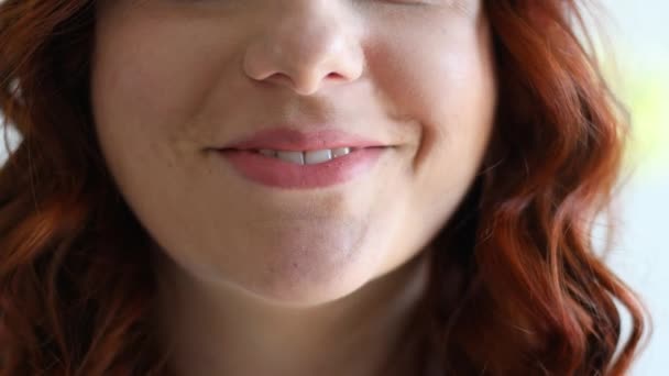 Linda menina caucasiana cabelos encaracolados olhando para a câmera e sorrindo bonito — Vídeo de Stock