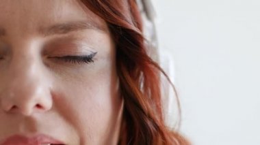 Neşeli kadın, evde oturup kulaklıkla müzik dinlerken rahatlıyor. Yalnız eğleniyorum.