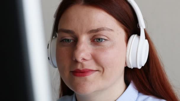 Servizio clienti.Bella giovane donna caucasica che utilizza il computer portatile di lavoro. Incontro online in videoconferenza con i colleghi a casa — Video Stock