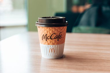 Odessa, Ukrayna - Mart 05 2021: Bir kafedeki ahşap masada kağıt bardak McDonald 's Coffee