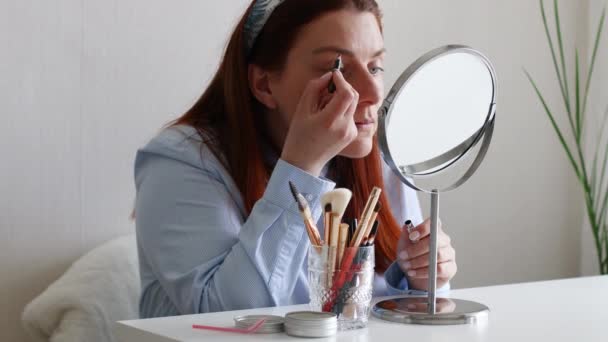 化粧をする女鏡を見ながら化粧をする女 — ストック動画