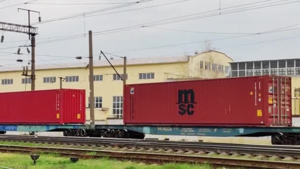 Odessa, Ucrania - 22 de mayo de 2021: Largo tren de mercancías rodando por una zona rural en camino — Vídeo de stock