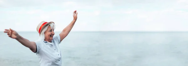 Banner panorámico horizontal de venta de verano con hermosa mujer madura en un sombrero de paja en la playa durante las vacaciones de verano. Chica feliz con el pelo rubio disfrutando del sol. —  Fotos de Stock