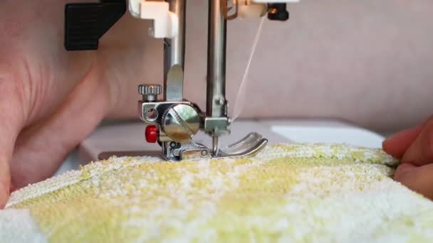 Στενή άποψη της διαδικασίας ραπτικής. Γυναικεία χέρια ράβοντας λευκό ύφασμα σε επαγγελματική μηχανή κατασκευής στο χώρο εργασίας. — Αρχείο Βίντεο