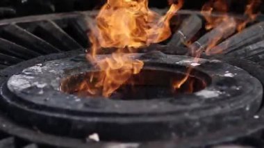 Metal ocaktan güçlü bir ateş alevi çıkıyor. Savaş Zaferi Günü Anma Töreni
