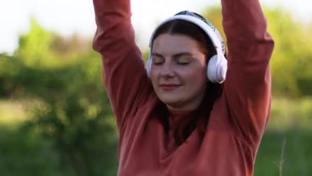 Mujer activa escuchar música bailando, disfrutar divertido tiempo de juego en fin de semana — Vídeos de Stock