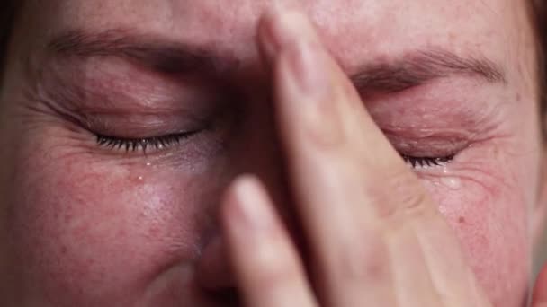 Frauenaugen schließen, Tränen fließen. Besorgtes junges Mädchen weint vor laufender Kamera, Nahaufnahme — Stockvideo