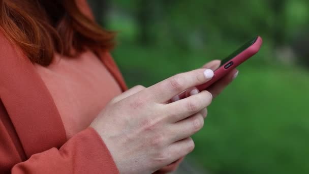 Крупним планом жінка використовує смартфон, тримає руки і друкує для спілкування в Інтернеті . — стокове відео