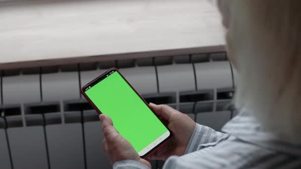 Close up of phone chromakey screen, Woman holding smart phone using wifi internet at home holding cell phone. 5G technology device. — Stok video