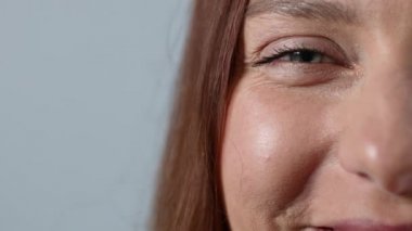 Uzun kirpikleri ve yeşil gözleri olan güzel genç kız yüzünü kapat. Kadın yeşil gözleri aç.