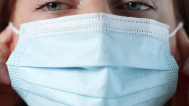 Close-up van blanke vrouwelijke gezicht het afzetten van beschermende medische gezichtsmasker, haal diep adem van frisse lucht — Stockvideo