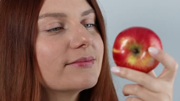 Retrato de mujer caucásica comiendo manzana roja madura, disfrutando de bocadillos orgánicos frescos, alimentación saludable y concepto de estilo de vida — Vídeo de stock